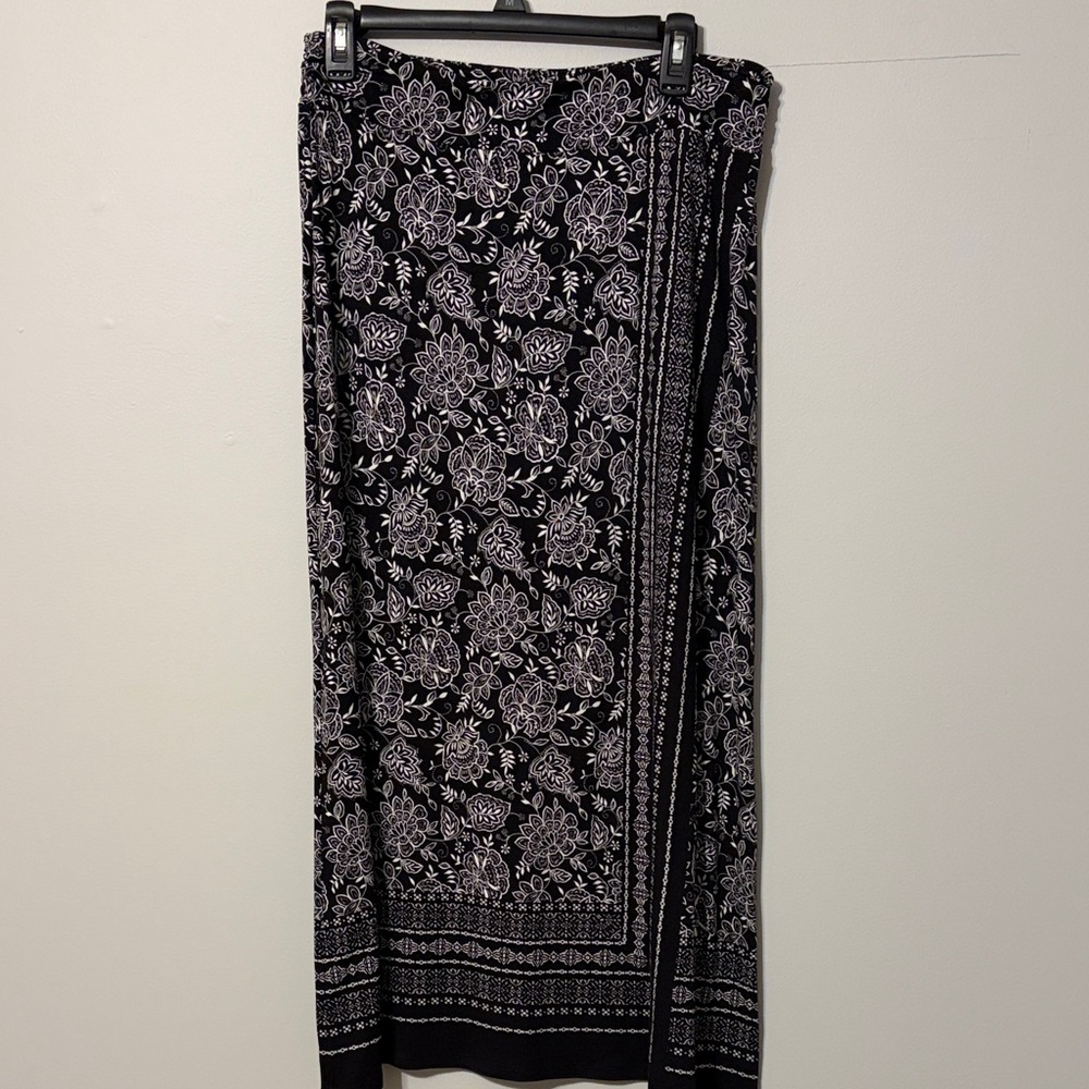 Liz Claiborne Black and White Floral Maxi Skirt. Med Petite.